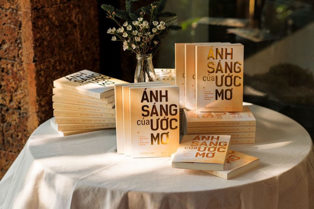 Bàn trưng bày nhiều bản sách Ánh Sáng Của Ước Mơ tại sự kiện ra mắt