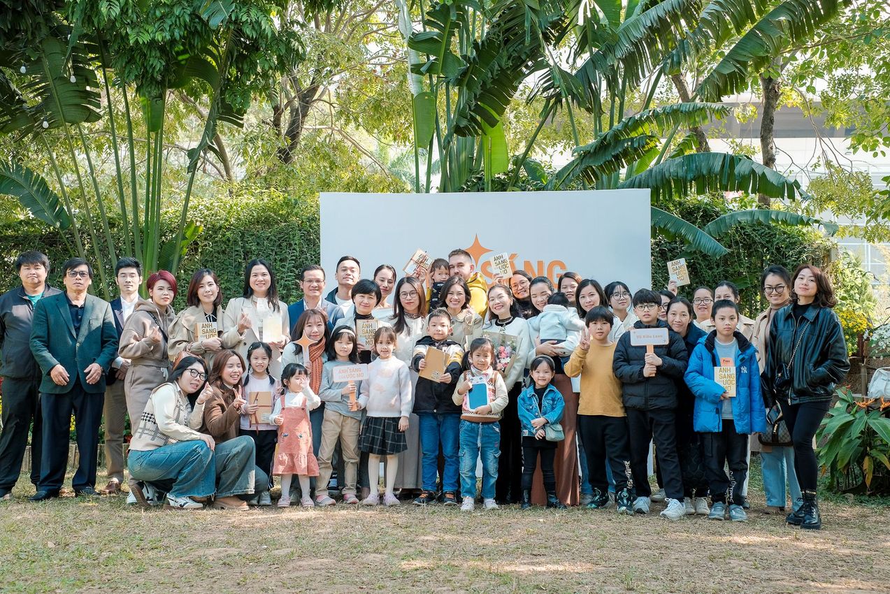 Ảnh tập thể khách mời tại lễ ra mắt sách Ánh Sáng Của Ước Mơ