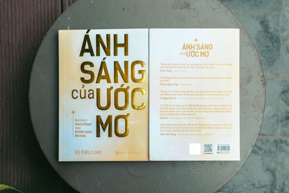 Bìa trước và bìa sau cuốn tự truyện Ánh Sáng Của Ước Mơ